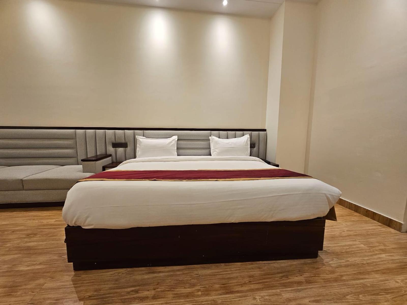 Hotel Elara Dehradun Extérieur photo